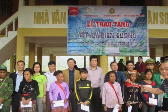 Doanh nghiệp trao hàng trăm suất quà cho huyện Con Cuông