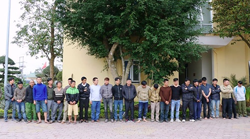 Gần 60 cảnh sát đột kích sới gà, bắt 30 người