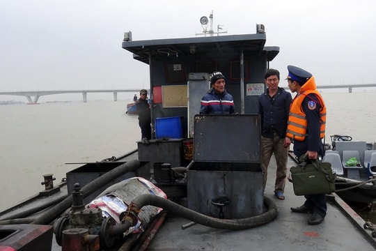Cảnh sát biển bắt tàu chứa 25.000 lít dầu không hóa đơn, chứng từ