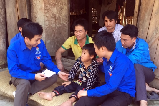 Hàng trăm suất quà Tết về với bà con Quỳ Châu, Quế Phong