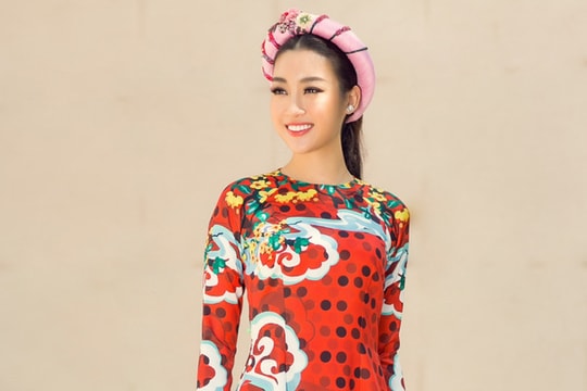 Hoa hậu Mỹ Linh diện áo dài họa tiết mùa xuân xuống phố