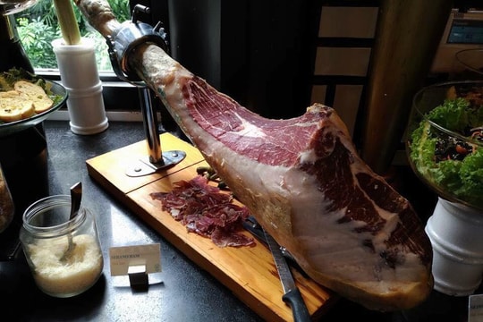 Lợn ăn tảo xoắn, lợn tắm trà xanh: Hàng hiếm đắt khách ngày tết