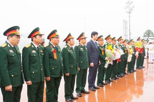Cựu binh Bình - Trị - Thiên dâng hoa tại Quảng trường Hồ Chí Minh
