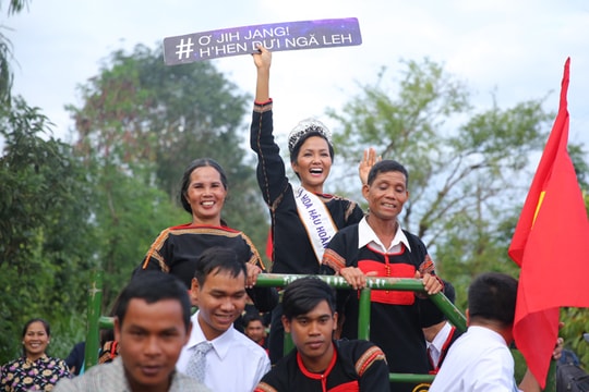 H'Hen Niê cùng bố mẹ đi xe công nông về thăm buôn làng