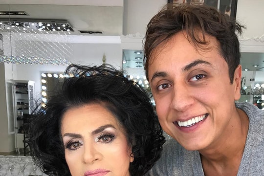 “Phù thủy” trang điểm giúp khách hàng trẻ hơn hàng chục tuổi