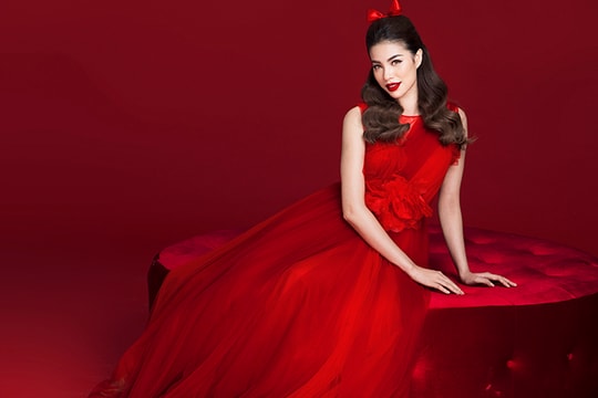 Phạm Hương biến hóa với sắc đỏ rực rỡ trong thiết kế của Đỗ Mạnh Cường