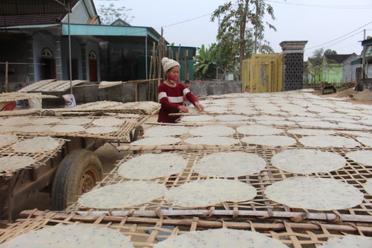 Mùa Tết, mỗi ngày người làm bánh đa sắn ở miền núi thu nhập nửa triệu 