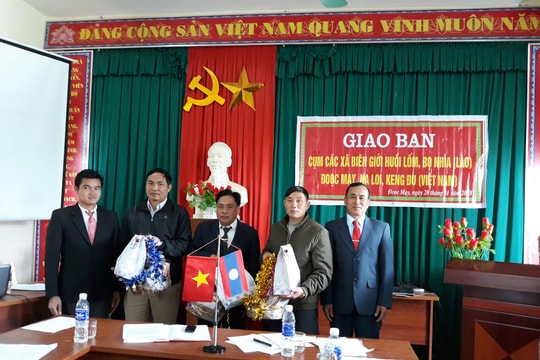 Các xã biên giới Kỳ Sơn và các cụm bản Lào phối hợp bảo vệ đường biên