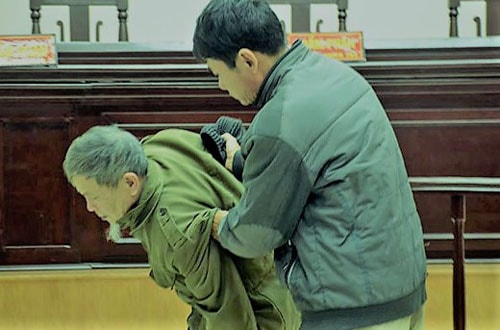 Tăng án tù với ông lão xâm hại bé hàng xóm