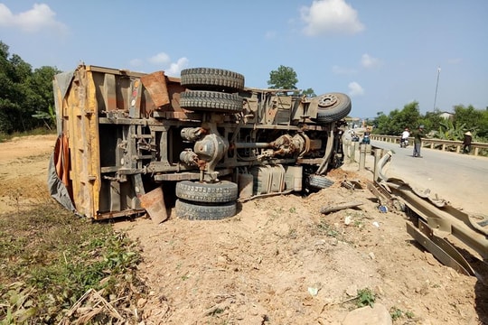 Va chạm với xe máy, xe tải chở cát lật nghiêng