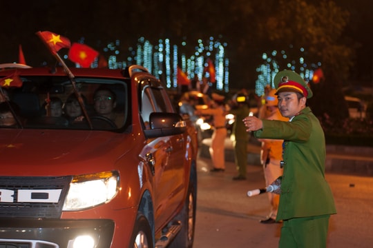 Công an căng mình giữ trọn niềm vui cho đêm mừng chiến thắng