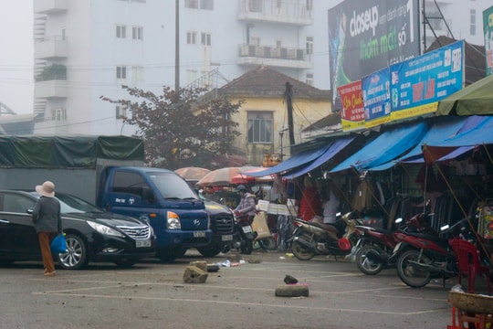 Phường mở bãi đậu xe, tiểu thương mang gạch đá chặn lại