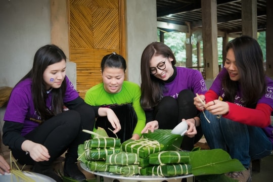 Nghệ An: Cán bộ đoàn làm thuê, gom tiền gói bánh chưng Tết tặng người nghèo