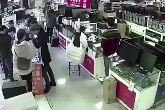 Pin iPhone nổ tung vì bị khách hàng cắn thử