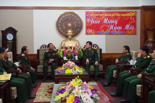 Bộ CHQS tỉnh Hủa Phăn (Lào) chúc Tết Bộ CHQS Nghệ An