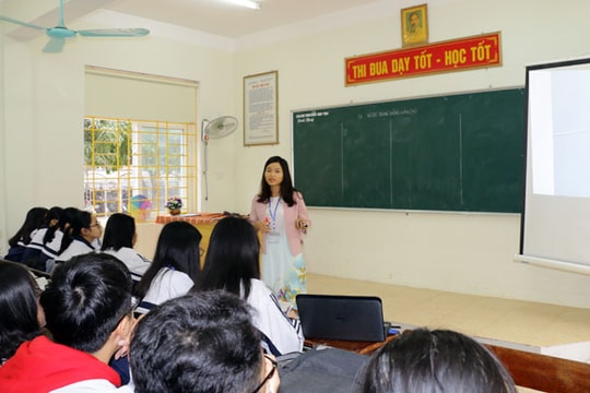 Sinh viên sư phạm Trường Đại học Vinh thi giảng bài trực tiếp cho học sinh phổ thông