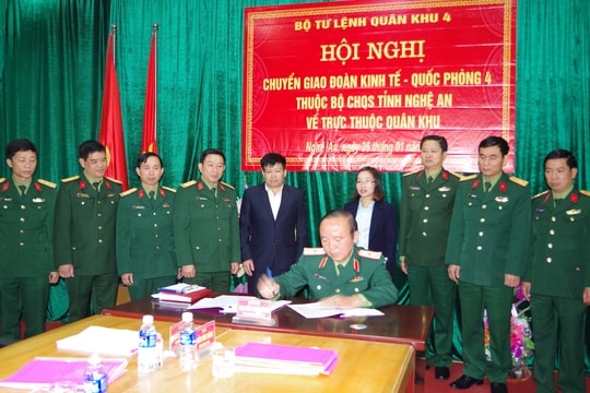 Bàn giao Đoàn Kinh tế - Quốc phòng 4 về Bộ Tư lệnh Quân khu 4