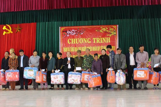 Đoàn đại biểu Quốc hội tặng quà Tết gia đình chính sách và hộ nghèo