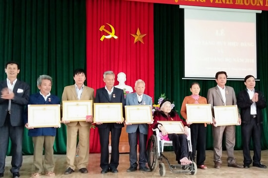 Trao tặng huy hiệu Đảng cho các đảng viên