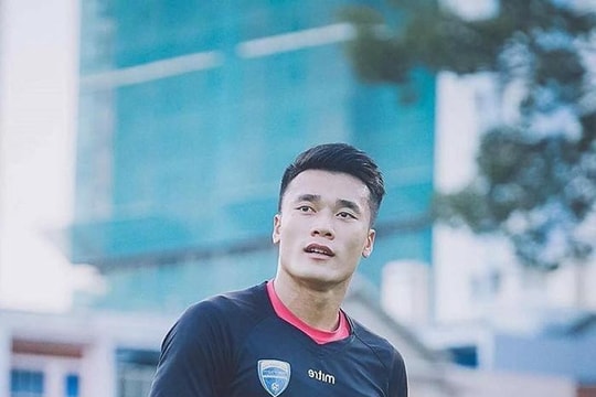 Hoa hậu Mai Phương Thúy gọi thủ môn Bùi Tiến Dũng là “cháu“