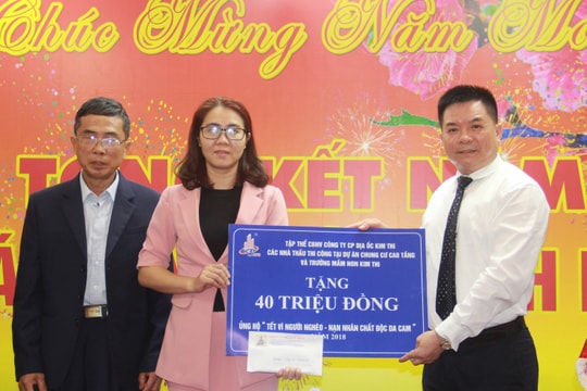 Trao 50 triệu đồng tết vì người nghèo và nạn nhân chất độc màu da cam ở TP Vinh