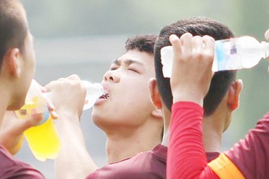 Cách bù nước khi chơi thể thao để có sức bền như tuyển thủ U23 Việt Nam