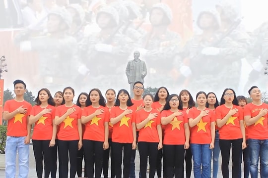 Sinh viên Nghệ An hát “Tiến quân ca” cổ vũ cho U23 Việt Nam