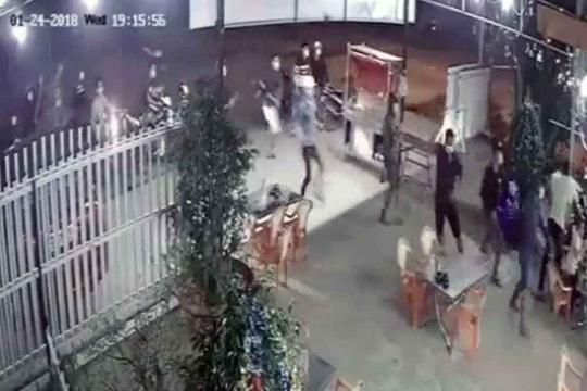 20 thanh niên bịt mặt, cầm hung khí truy sát chủ quán nhậu