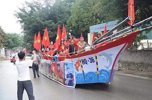 Người hâm mộ chế “du thuyền” đến  thăm nhà thủ môn Tiến Dũng