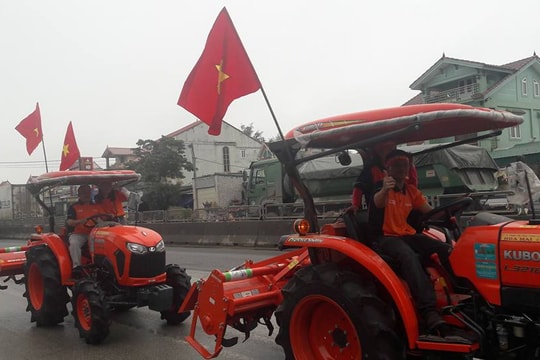 Đoàn máy cày diễu hành trên quốc lộ cổ vũ cho U23 Việt Nam