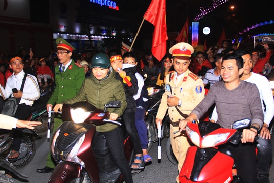 Cảnh sát giữ an toàn cho người dân xuống đường động viên U23 Việt Nam