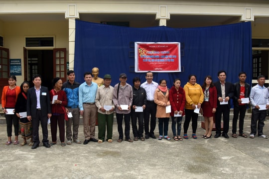 Sở Y tế  tặng bò giống cho người dân xã Yên Tĩnh, huyện Tương Dương