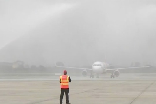 Lý giải màn phun nước khi máy bay chở U23 Việt Nam hạ cánh