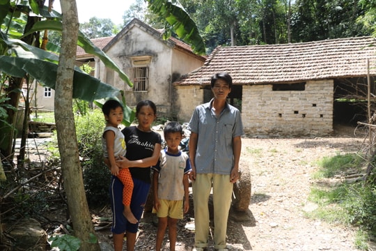 Mang gánh nặng nợ nần vì chữa bệnh cho con 