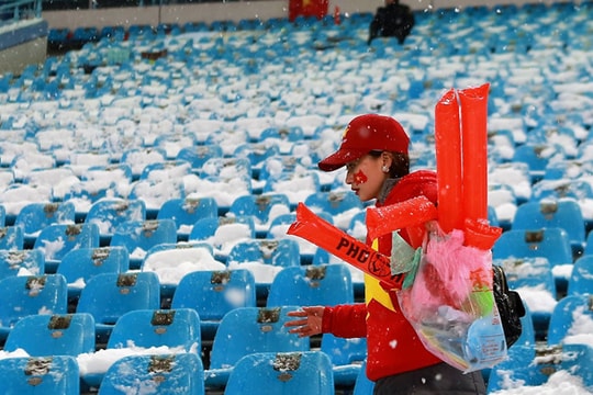 CĐV Việt Nam nán lại dọn rác ở sân Thường Châu