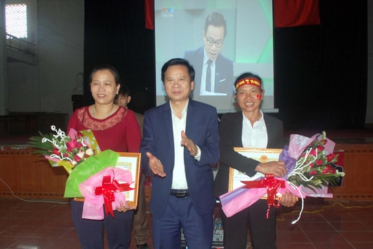 Quê nhà Phan Văn Đức và Phạm Xuân Mạnh trao quà động viên hai cầu thủ