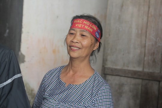 Bố mẹ Công Phượng chờ đón con về ăn mừng tại quê nhà