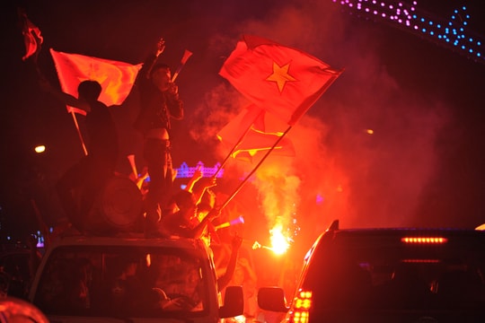 Cổ động viên Nghệ An cháy hết mình với U23 Việt Nam