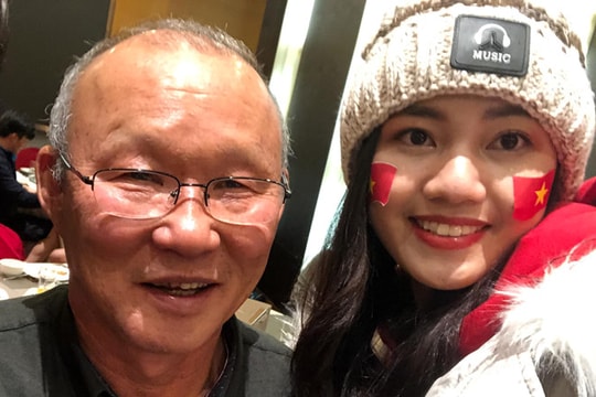 Á hậu Thanh Tú chụp ảnh với HLV Park Hang Seo, Quang Hải sau chung kết