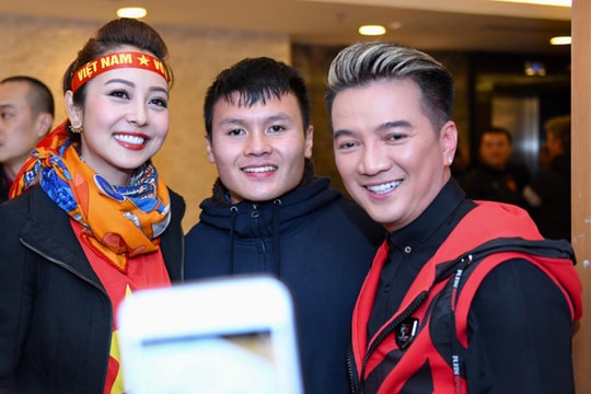 Jennifer Phạm, Mr Đàm vui vẻ khi được gặp cầu thủ Quang Hải