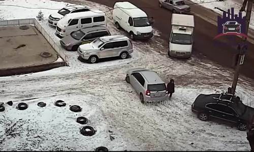 Nữ tài xế lùi xe suýt chèn chết người đi bộ