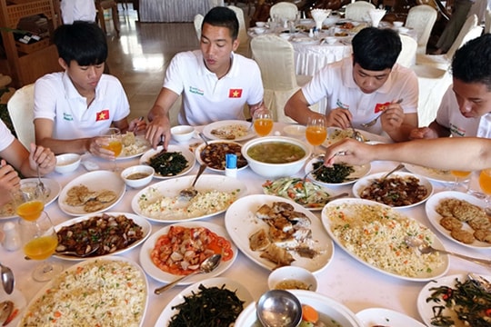 4 lý do HLV Park cấm U23 Việt Nam vừa ăn vừa dùng điện thoại