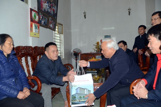 Phó Chủ tịch Quốc hội Uông Chu Lưu thăm, tặng quà Tết tại huyện Anh Sơn