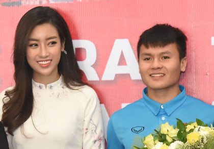 Quang Hải U23 bị đồng đội trêu vì thấp hơn Hoa hậu Mỹ Linh