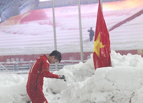   Duy Mạnh lý giải hành động cắm cờ tổ quốc trên sân Thường Châu