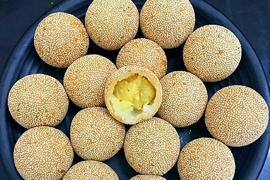 Làm bánh rán lúc lắc 'huyền thoại' tại nhà