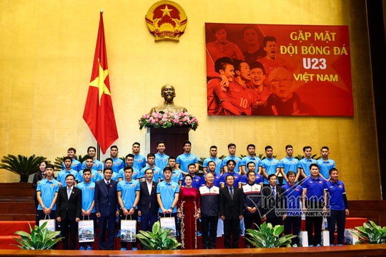 Cử chỉ thân thương của Chủ tịch Quốc hội dành cho Quang Hải