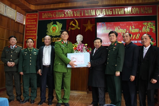 Chủ tịch UBND tỉnh thăm, chúc Tết đồng bào, chiến sỹ huyện biên giới Kỳ Sơn