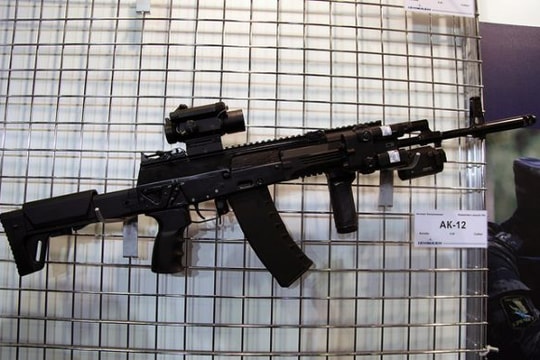 Quân đội Nga biên chế súng trường tấn công AK-12 và AK-15