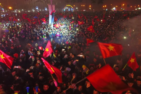 Toàn cảnh người hâm mộ xứ Nghệ đón ngôi sao U23 trở về